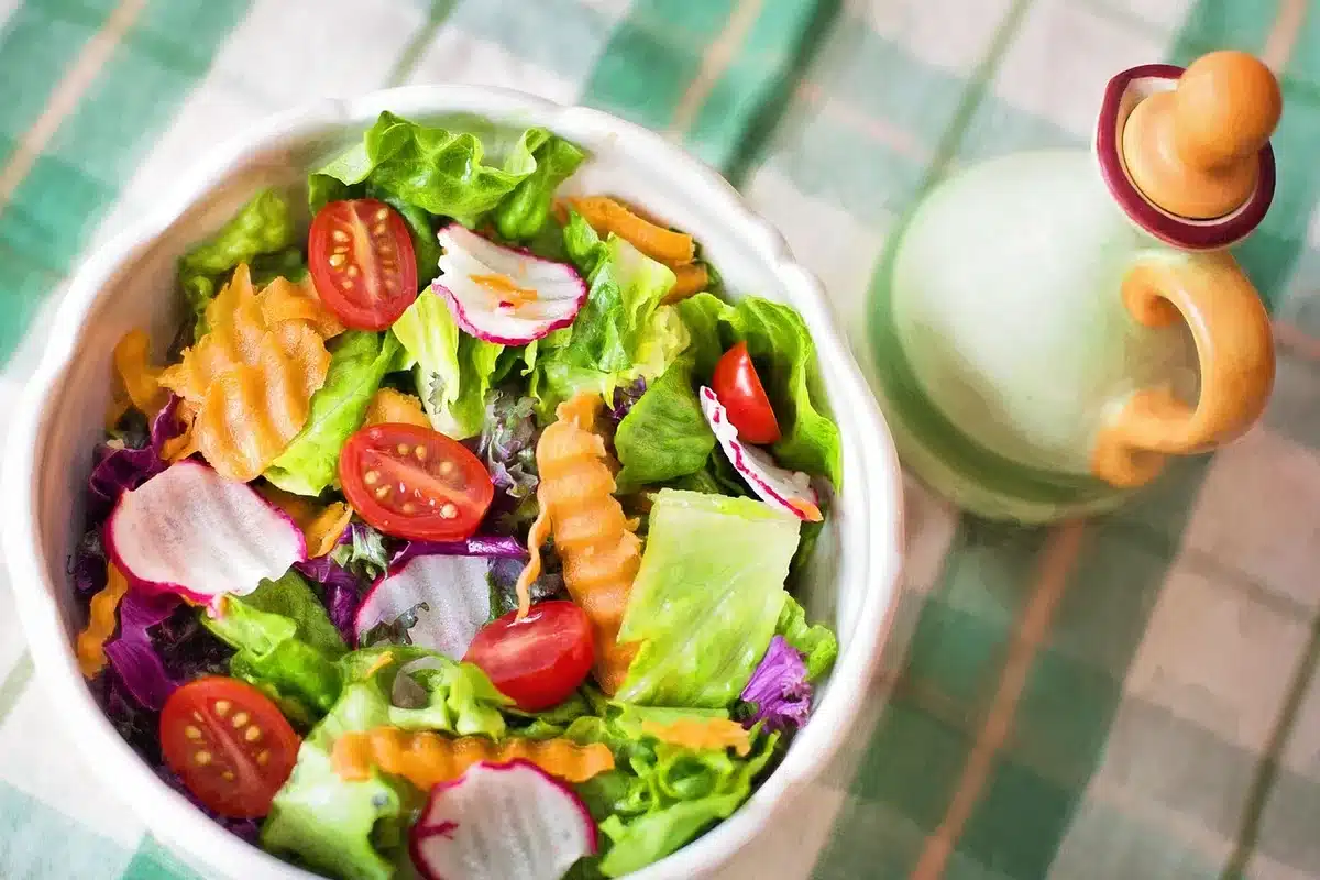 Personne faisant une pause pendant le repas pour écouter la satiété