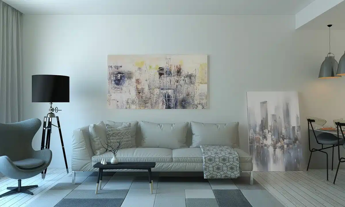 Famille en réunion avec un intervenant dans un salon lumineux