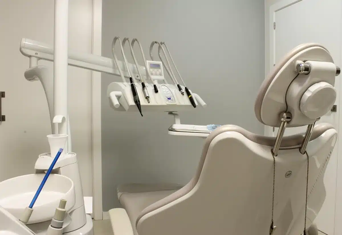 Dentiste examinant la bouche d'un enfant lors d'un contrôle