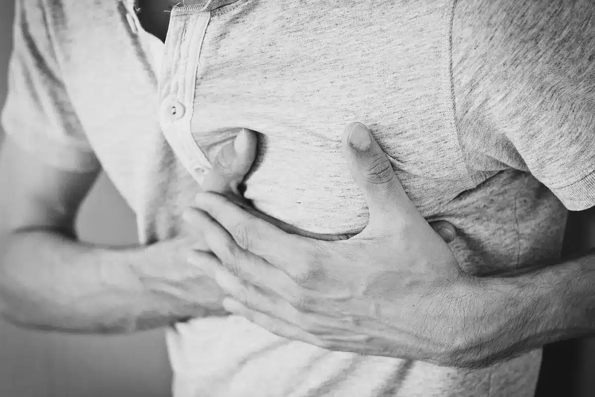 Main écrivant dans un carnet à côté d'un verre d'eau, évoquant des troubles digestifs