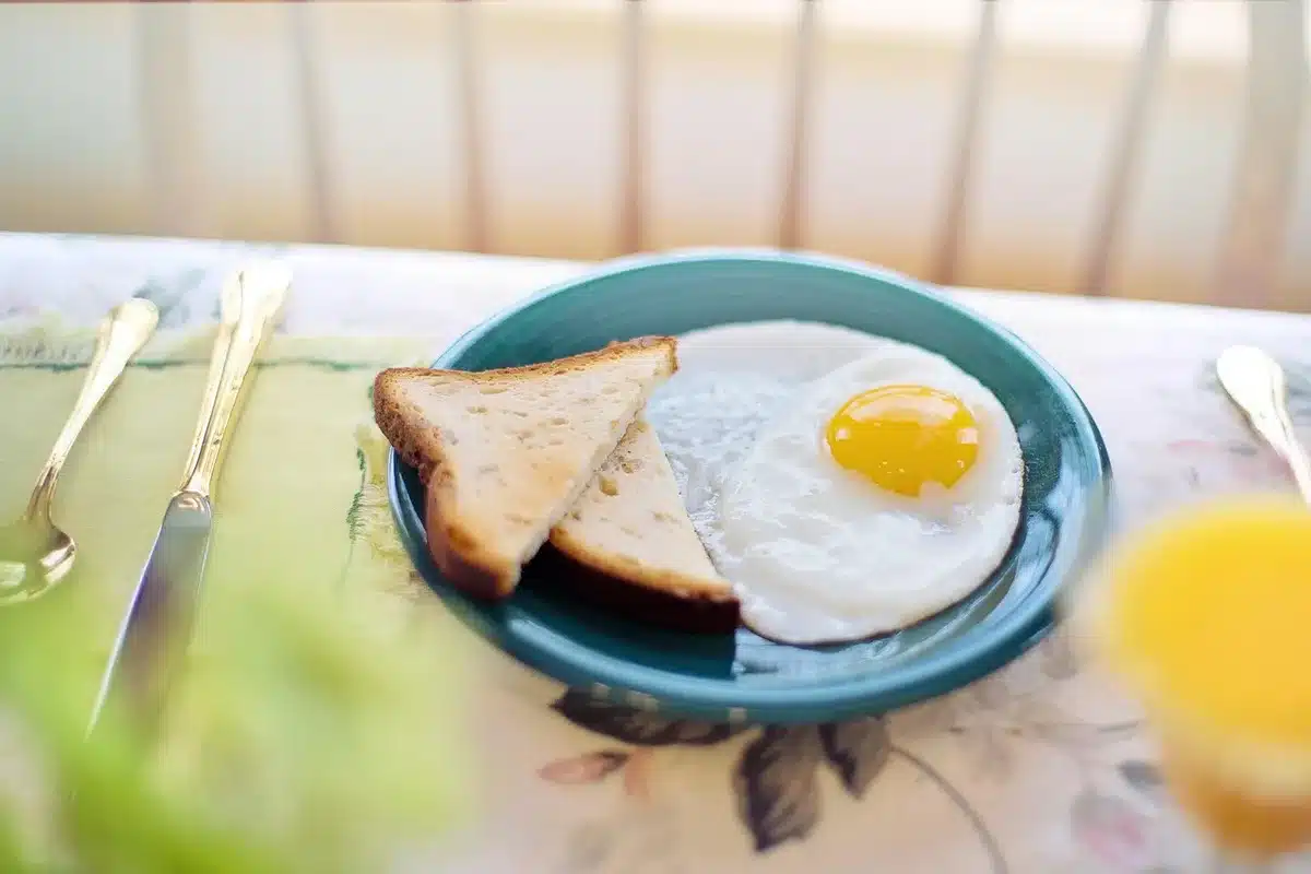 Tranche de pain complet tartinée de cancoillotte pour le petit-déjeuner