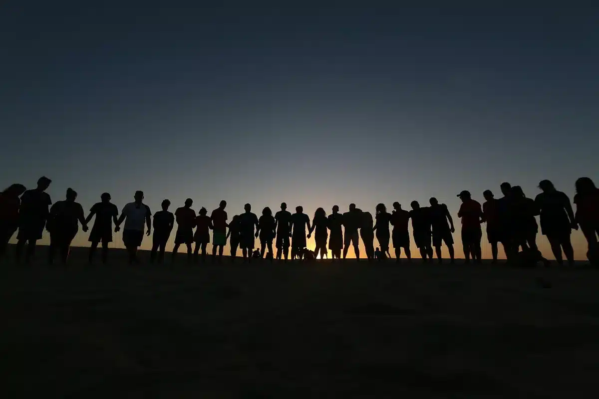 Groupe de soutien assis dans une pièce lumineuse échangeant entre eux