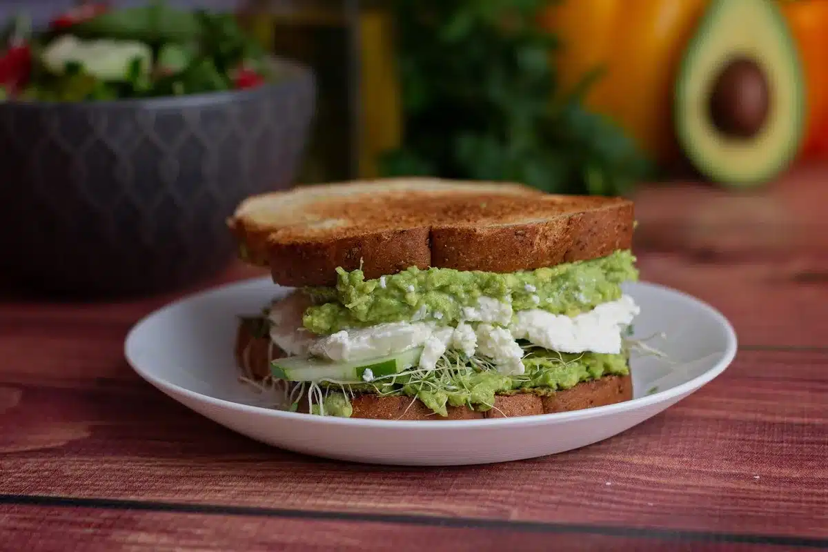 Avocat coupé et tartine pour illustrer la densité calorique