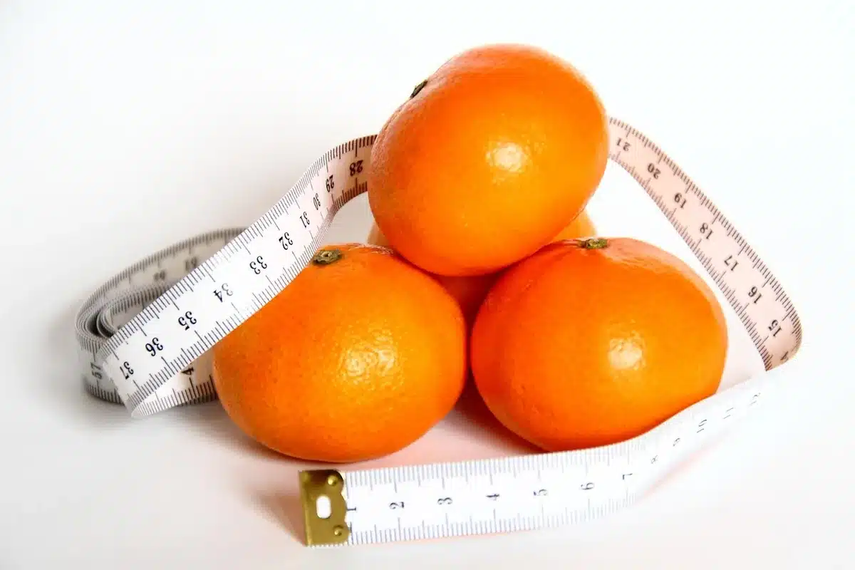 Balance de cuisine et portions mesurées pour apprendre les quantités
