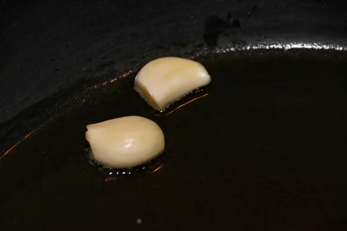 Saumon poêlé dans une poêle sur une cuisinière, cuisson sans matière grasse