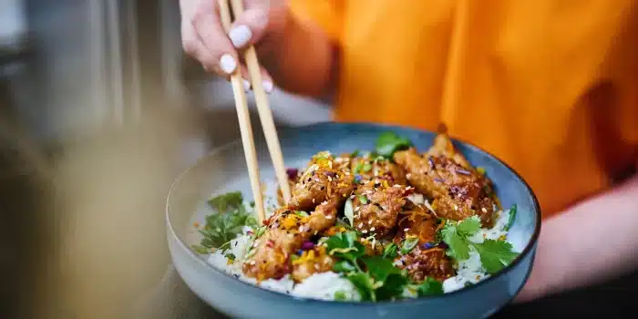 Bol de riz cuit avec légumes sur une table de cuisine en pleine journée