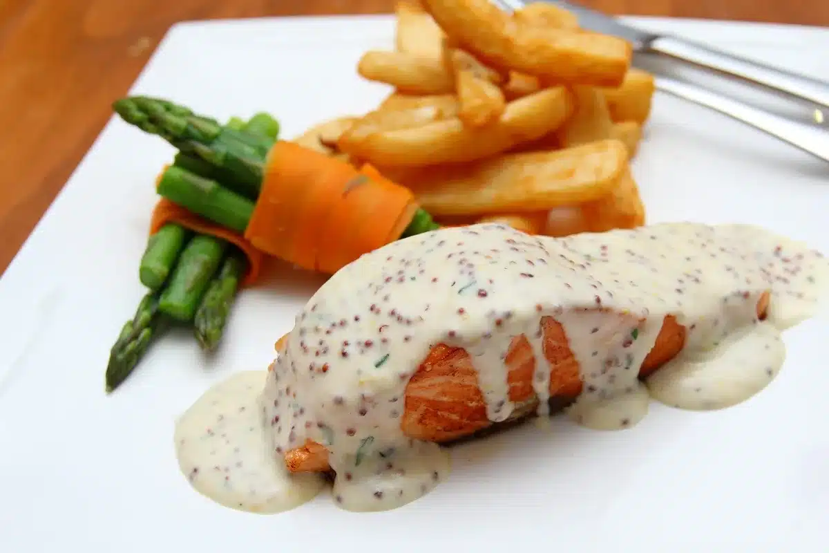 Bol de sauce César allégée à la crème, moutarde et citron