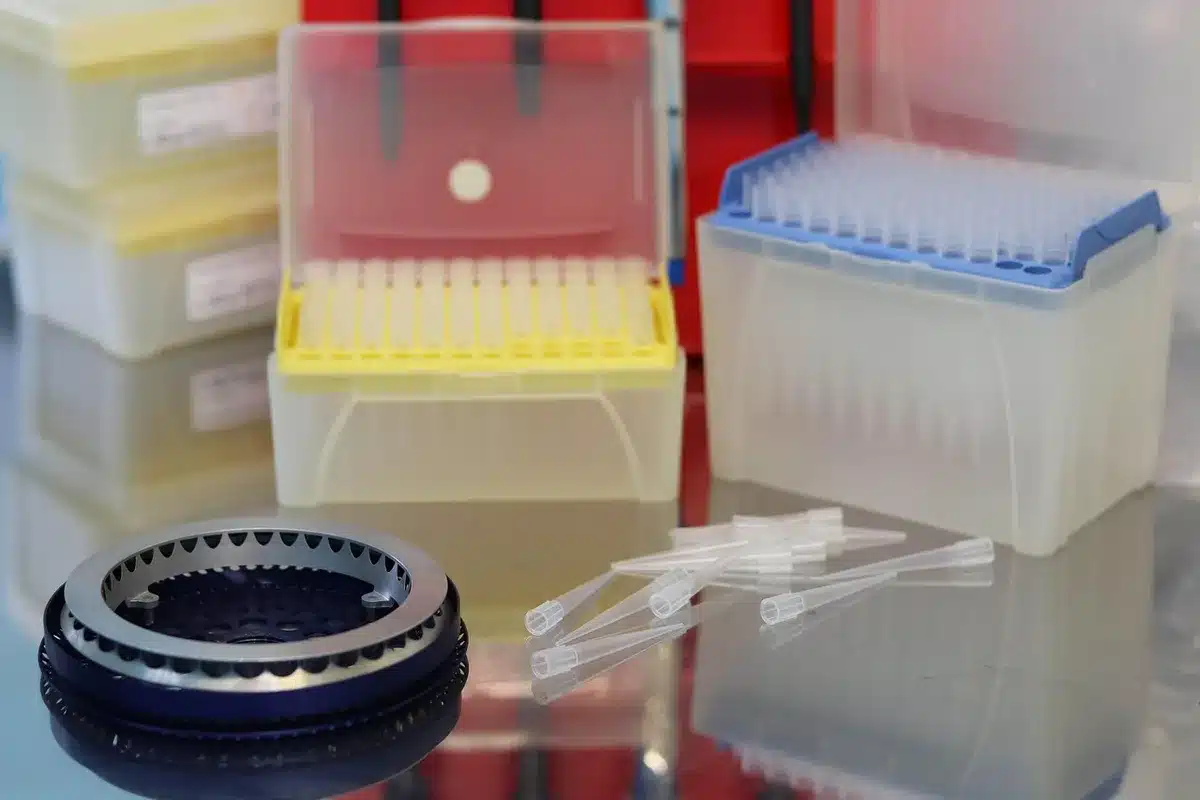 Chercheur et clinicien en conversation dans un laboratoire lumineux