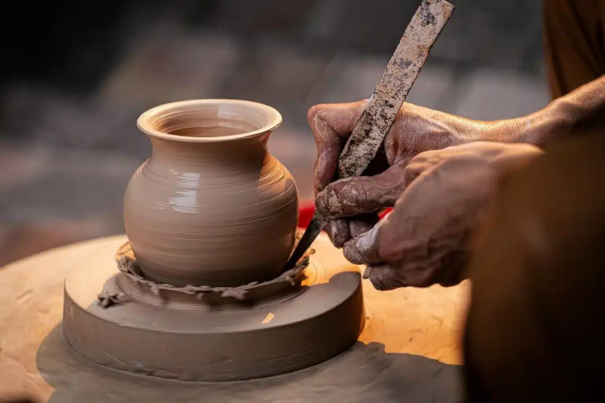 Gros plan sur étiquettes de pots de miel indiquant pays de récolte