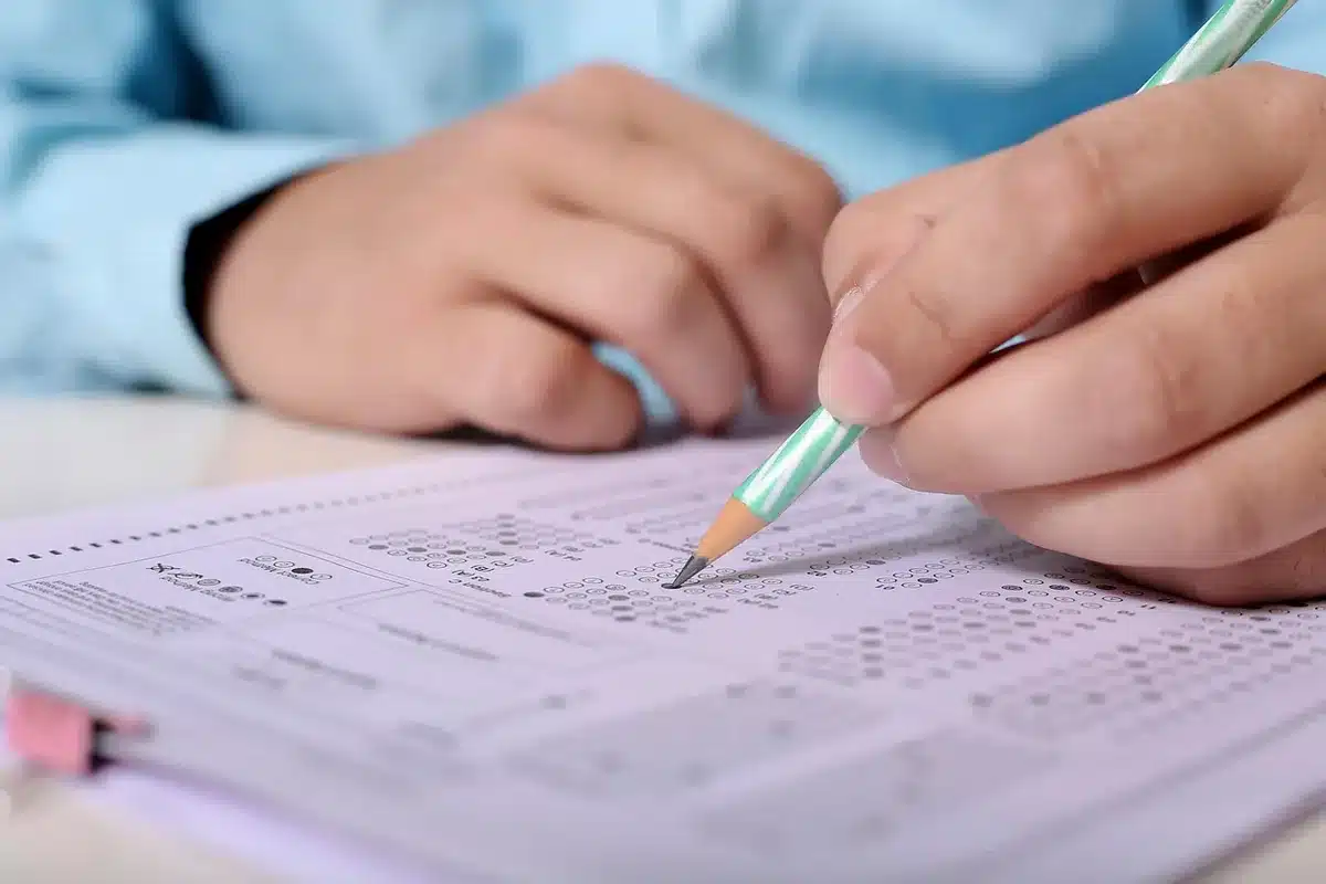 Pile de questionnaires médicaux sur un bureau de clinique pédiatrique