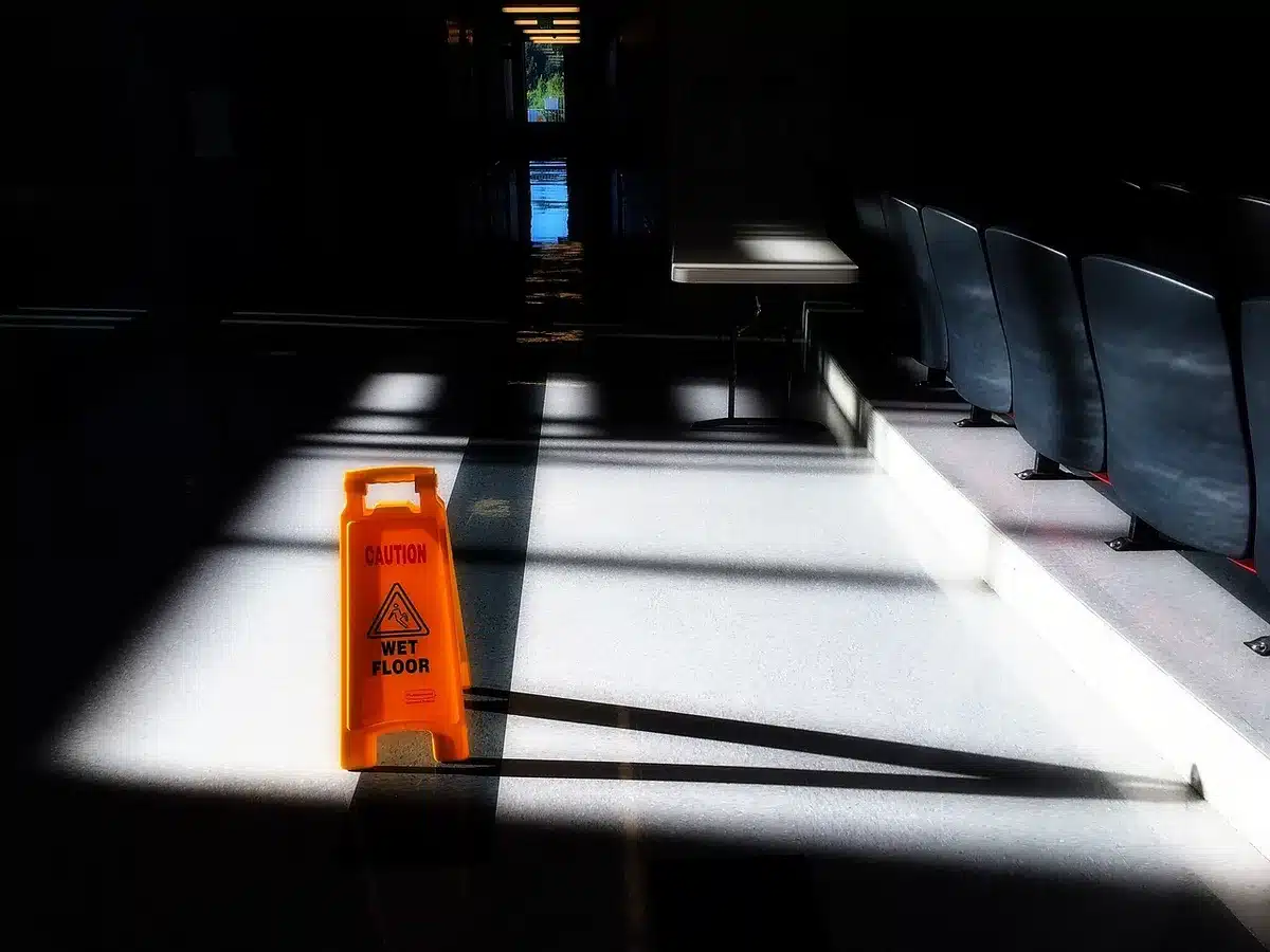 Couloir d'école presque vide illustrant la distanciation sociale pendant la pandémie
